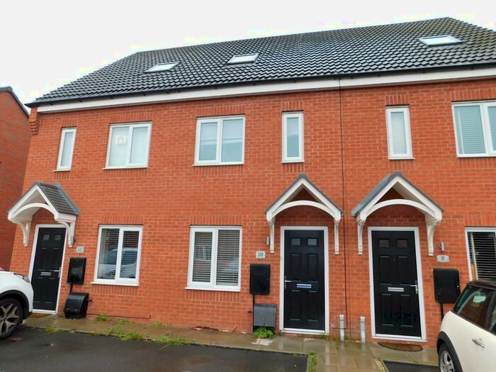 3 Bedroom Town House To Rent In Upton Drive, Burton-on-Trent, DE14
