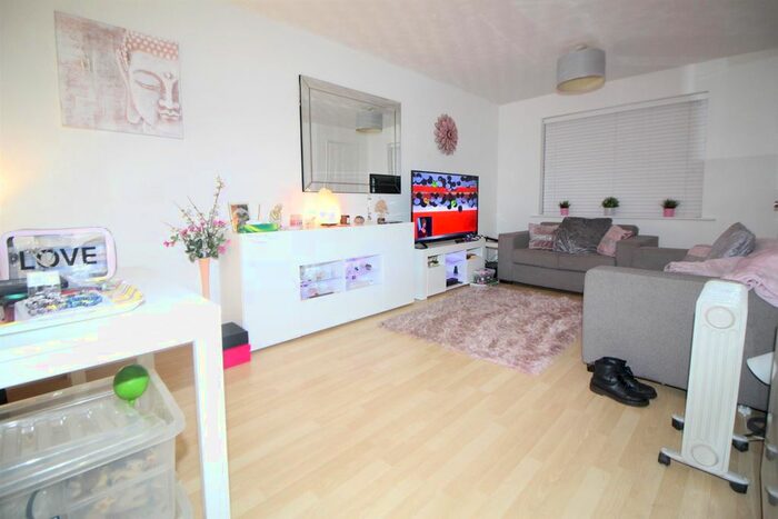 2 Bedroom Flat To Rent In Kelman Close, Cheshunt, Waltham Cross EN8
