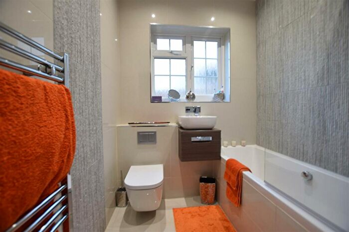 2 Bedroom Flat To Rent In Ditton Lawn, Thames Ditton, KT7