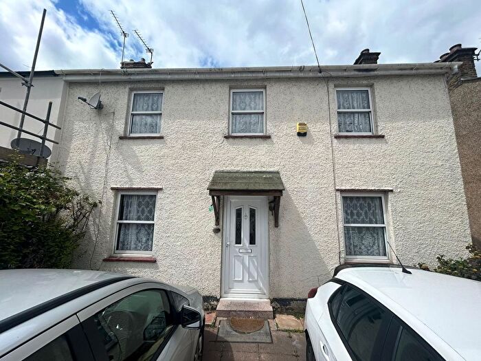 4 Bedroom Semi-Detached House To Rent In Hayes, UB3