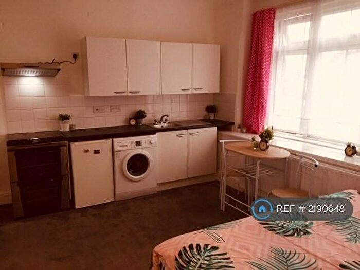 Studio To Rent In Green Lanes, London, N13