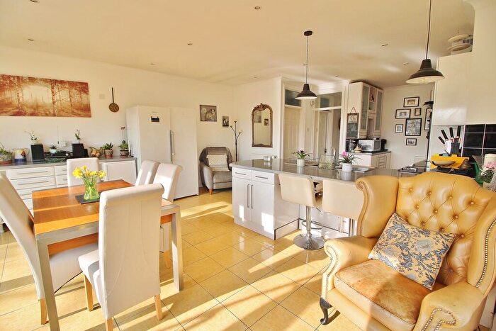 4 Bedroom Detached House For Sale In Stakes Road, Purbrook, PO7