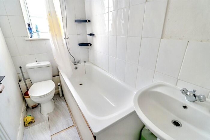 2 Bedroom Apartment For Sale In Western Mansions, Great North Road, EN5