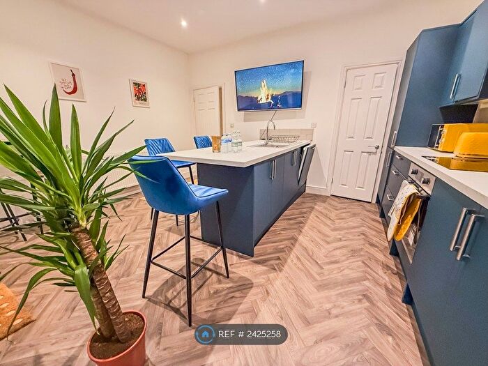 3 Bedroom Flat To Rent In Culver Court, London, SW18