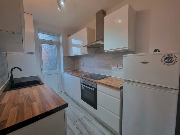 2 Bedroom Flat To Rent In Granville Place, High Road, London, N12