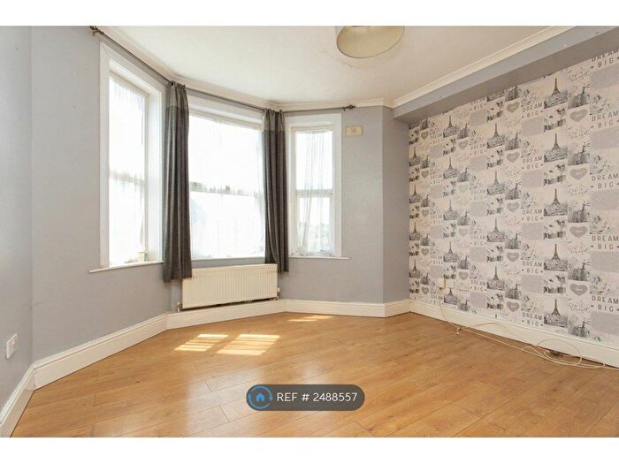 2 Bedroom Flat To Rent In Radnor Park Avenue, Folkestone, CT19