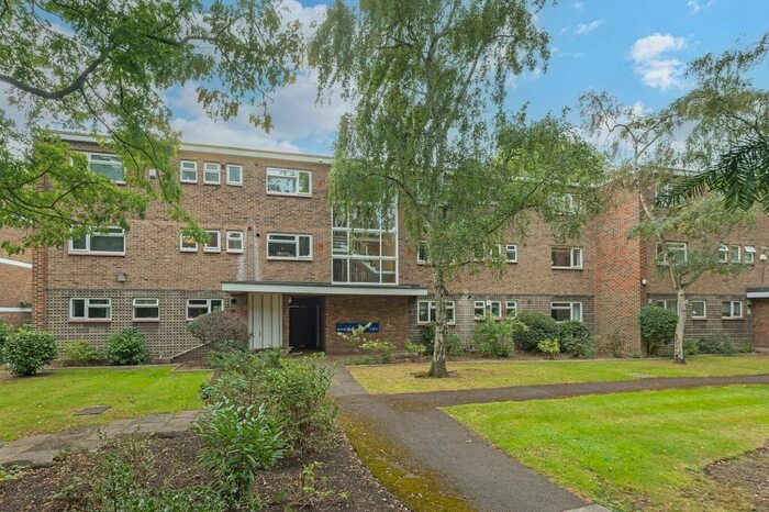 2 Bedroom Flat To Rent In Rectory Green, Beckenham, BR3
