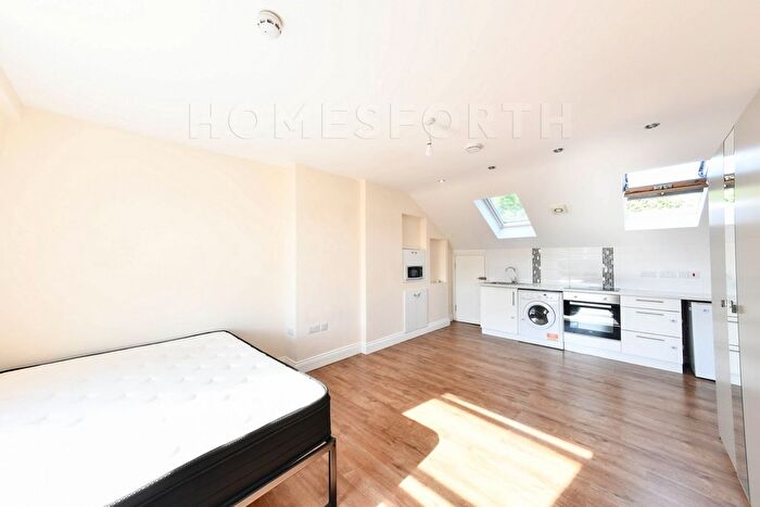 Studio To Rent In Bamborough Gardens, Shepherd's Bush, W12