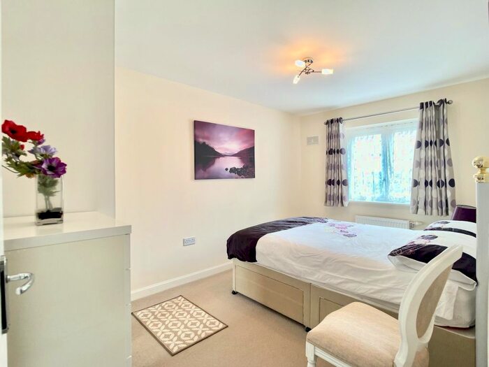3 Bedroom Semidetached House For Sale In Stone House Lane, Victoria