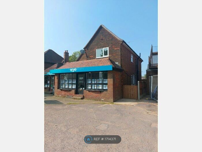 2 Bedroom Flat To Rent In Kingston House, Stokenchurch, High Wycombe, HP14