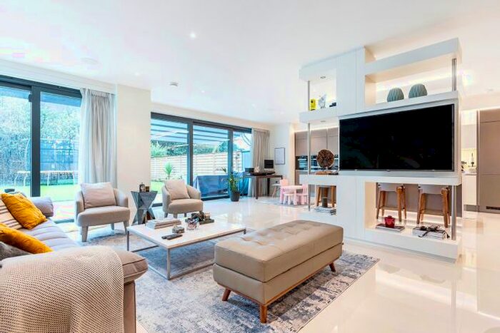 6 Bedroom Detached House To Rent In The Park, London, NW11