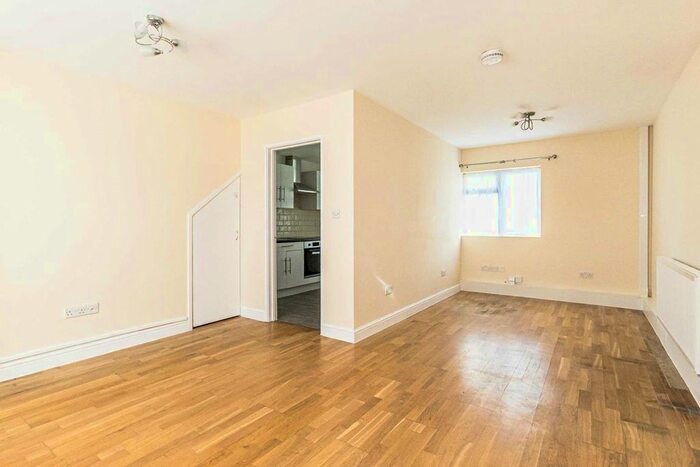 2 Bedroom Property To Rent In Darwin Road, London, W5