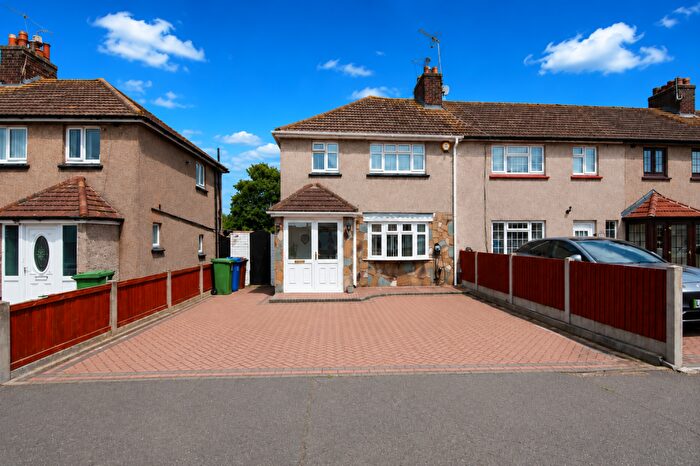 3 Bedroom Semi Detached House For Sale In Kelvin Road, Tilbury, RM18