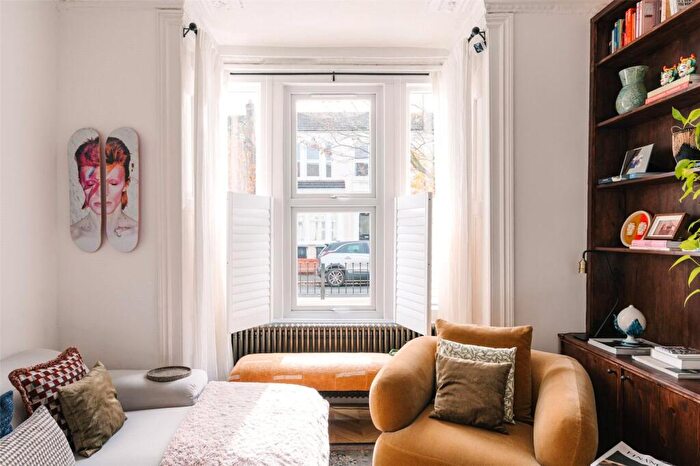 2 Bedroom Apartment For Sale In Raleigh Road, London, N8