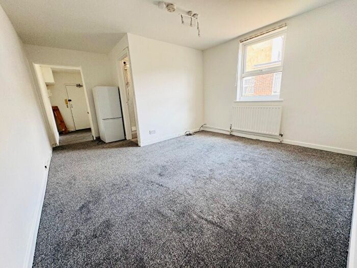 2 Bedroom Flat To Rent In Castle Street, Luton, Bedfordshire, LU1