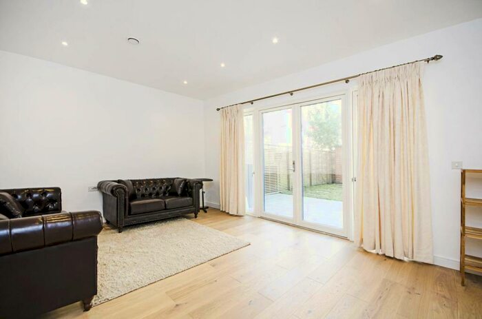 3 Bedroom Maisonette To Rent In Decapod Street, Stratford, London, E15