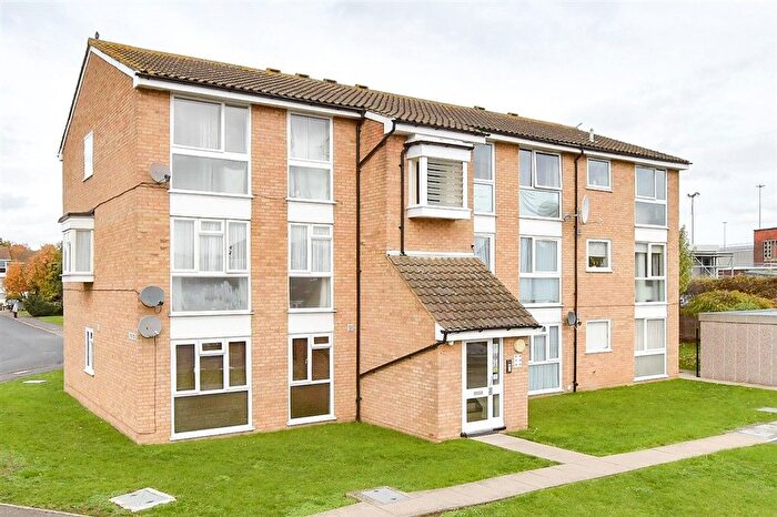 2 Bedroom Flat For Sale In Trotwood, Chigwell, Essex, IG7