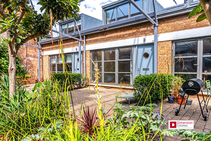2 Bedroom Terraced House To Rent In , Buckingham Road, London, London, N1