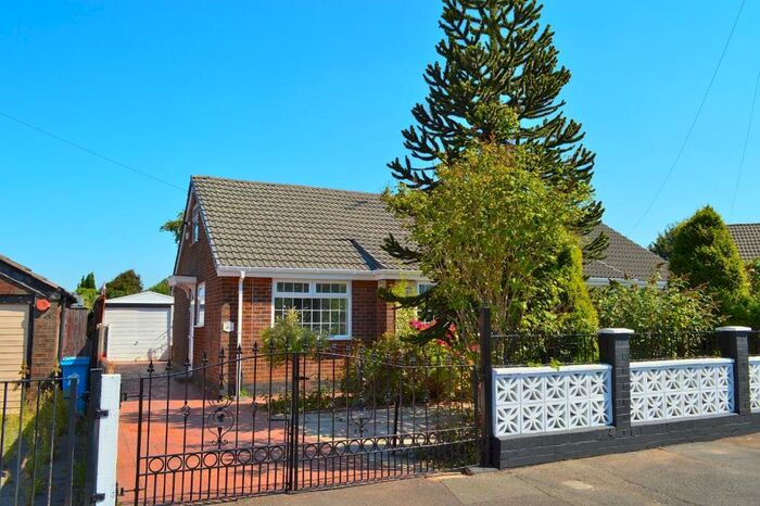 2 Bedroom Semi-Detached Bungalow To Rent In Linley Drive, Oldham, OL4