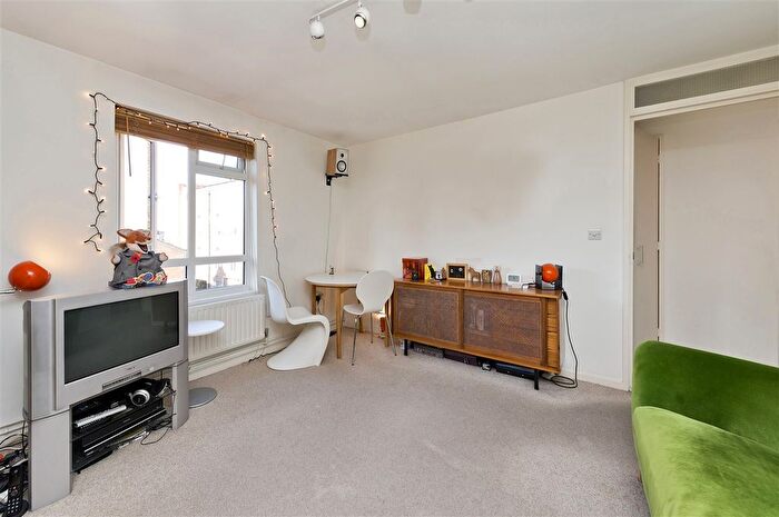 1 Bedroom Flat To Rent In Lime Grove, London, W12