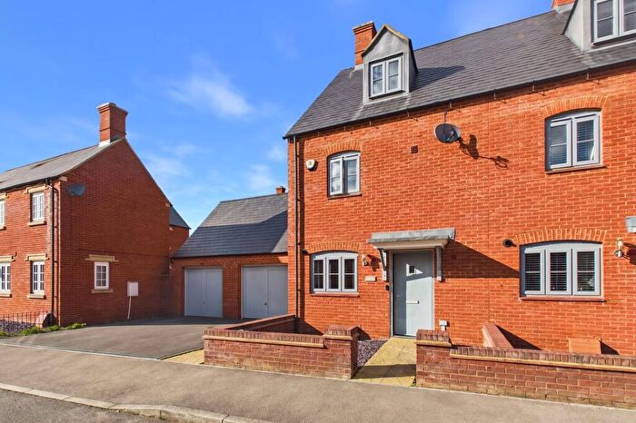 3 Bedroom End Of Terrace House For Sale In Orion Drive, Brackley, NN13