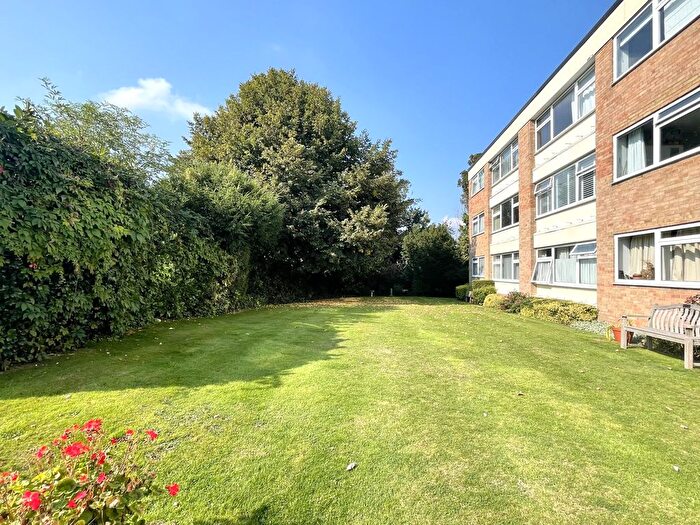 2 Bedroom Flat For Sale In Windfield, Leatherhead, KT22