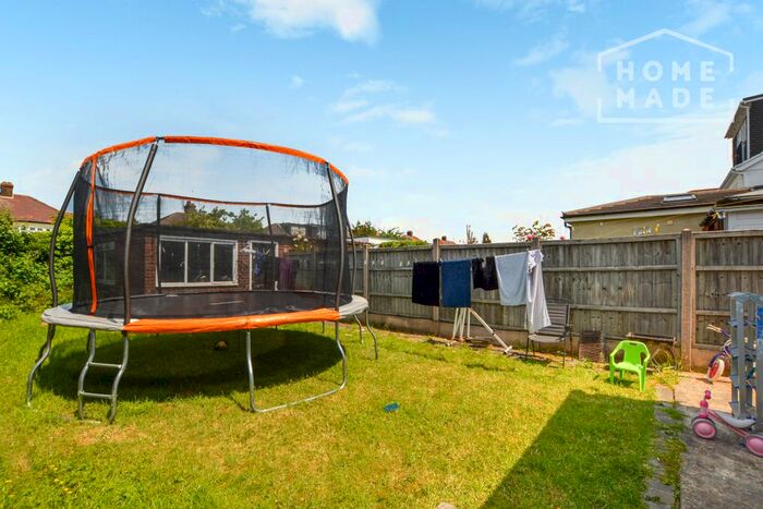 3 Bedroom Semi-Detached House To Rent In Stradbroke Grove, Clayhall, Ilford, IG5