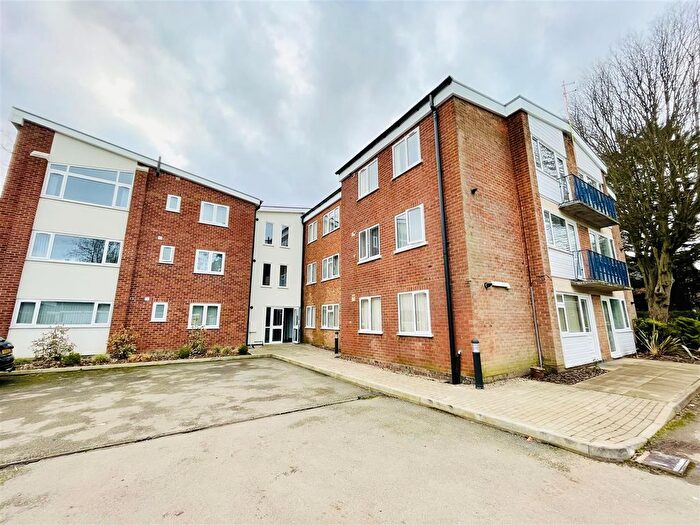 3 Bedroom Flat To Rent In Warwick Court, Solihull, B91