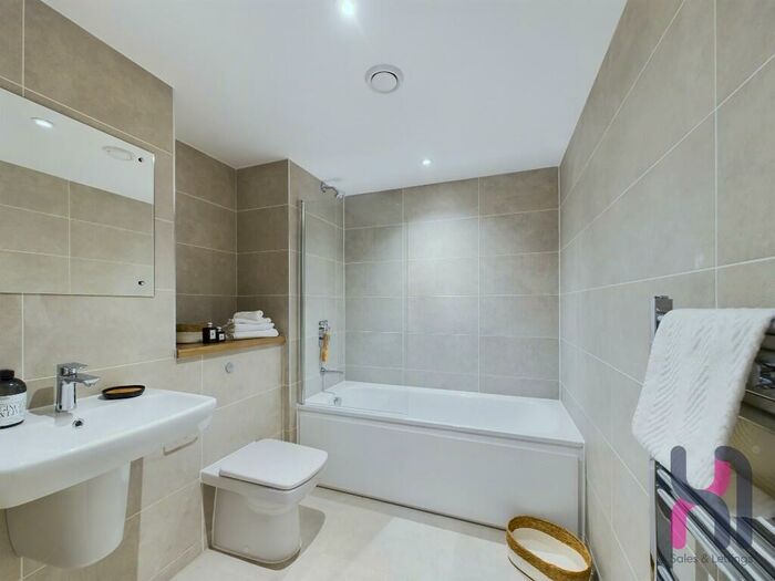 Apartment To Rent In Pomona Strand, Manchester, Greater Manchester, M16