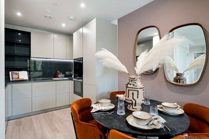 3 Bedroom Flat For Sale In Woodberry Down, Finsbury Park, N4