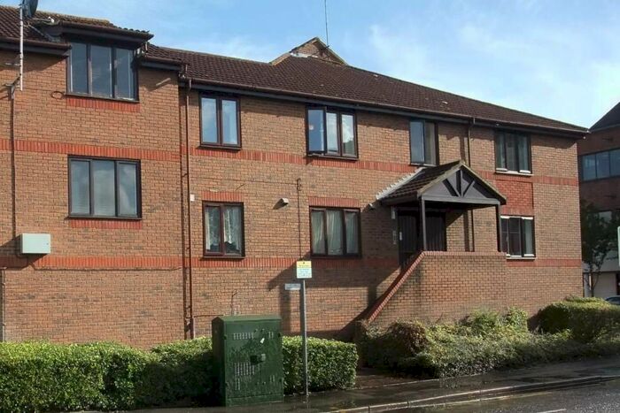 1 Bedroom Flat To Rent In Fairfield Avenue, Staines Upon Thames, TW18