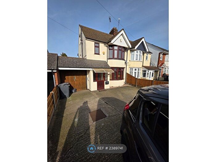 3 Bedroom Semi-Detached House To Rent In Dunstable Road, Luton, LU4