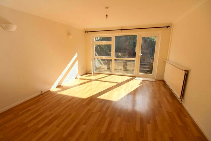 2 Bedroom Semi-Detached House To Rent In Hillside Grove, London N14