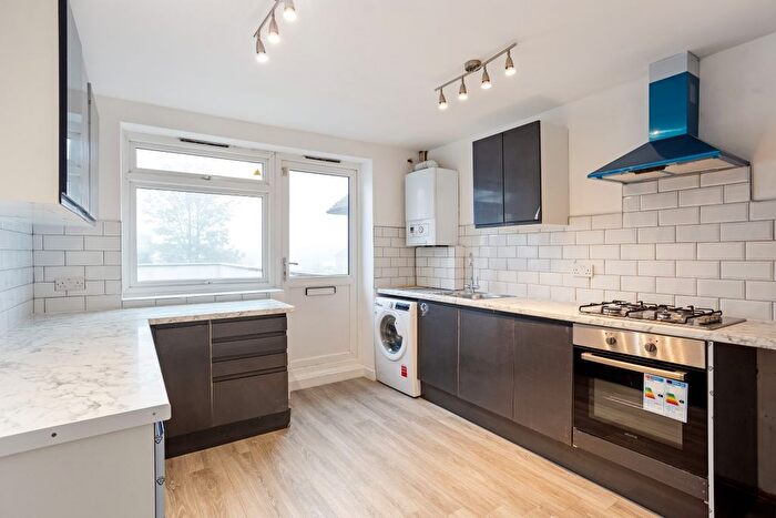 3 Bedroom Flat To Rent In The Crescent, Station Road, Woldingham, Caterham, CR3