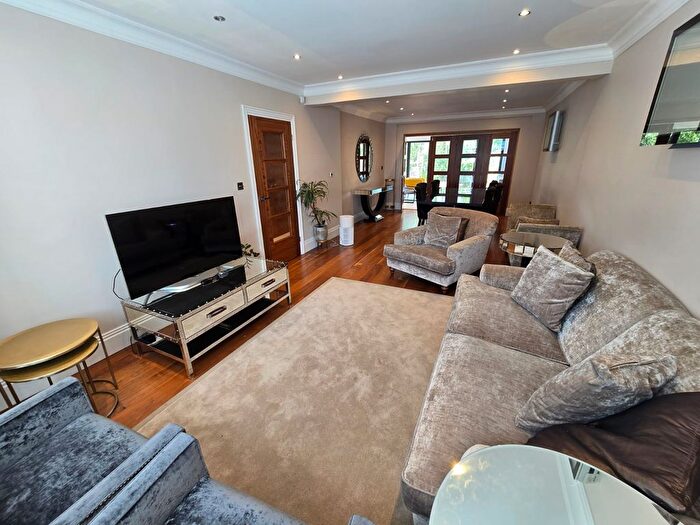 4 Bedroom Semi-Detached House To Rent In Wentworth Avenue, London, N3
