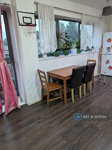 2 Bedroom Flat To Rent In Kingsley Mews, London, IG1