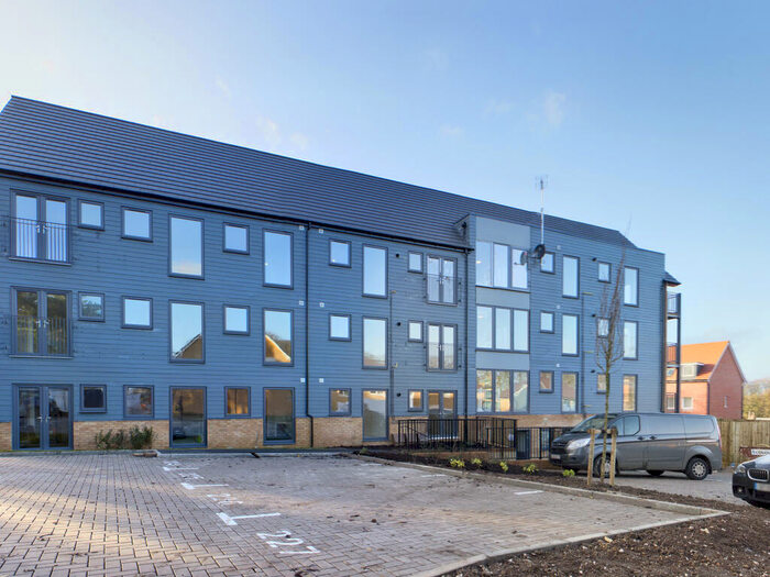 2 Bedroom Flat For Sale In Blackmoor Drive, Limes Park, Basingstoke, RG24