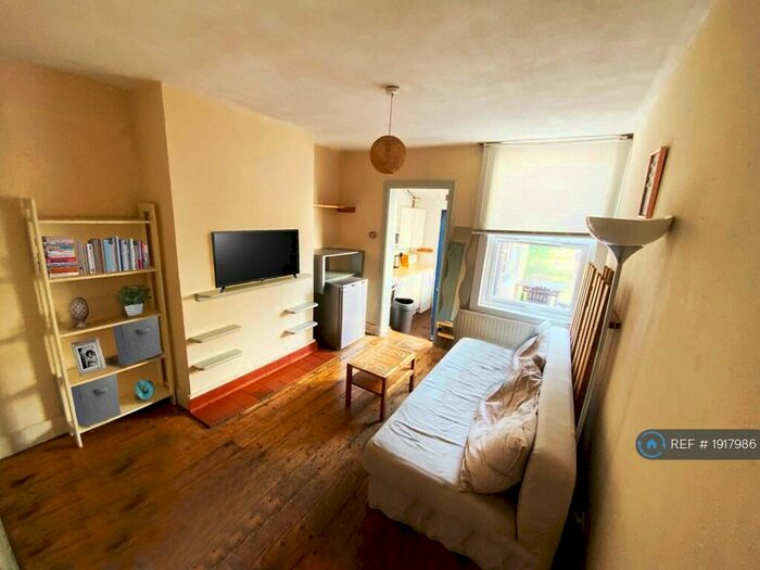 3 Bedroom Semi-Detached House To Rent In Denzil Road, Guildford, GU2