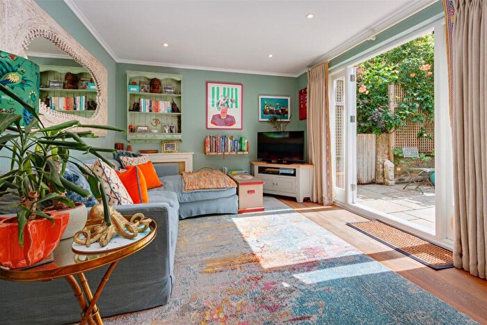 2 Bedroom Flat For Sale In Savernake Road, Hampstead, NW3