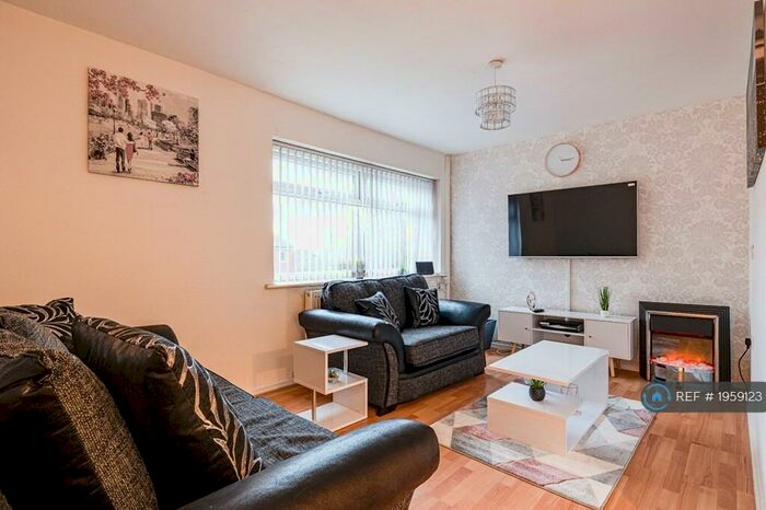 2 Bedroom Flat To Rent In Totland Close, Manchester, M12