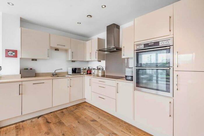 2 Bedroom Flat For Sale In Newbury, Berkshire, RG14