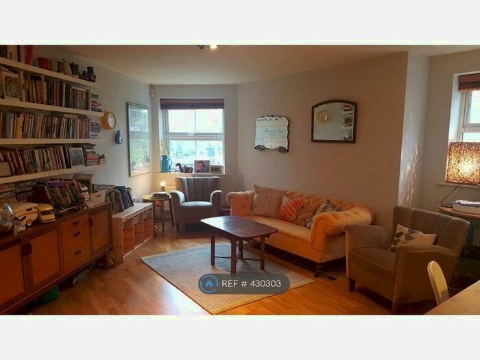 2 Bedroom Flat To Rent In Coppetts Road, London, N10