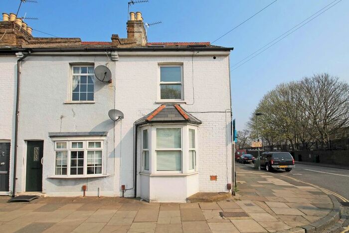 1 Bedroom Flat To Rent In Kneller Road, Whitton, Twickenham, TW2