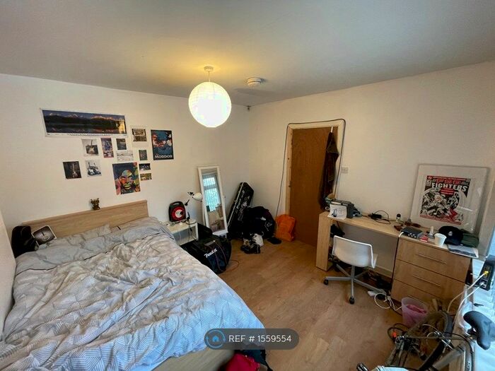 5 Bedroom Semi-Detached House To Rent In Clifton Avenue, Manchester, M14