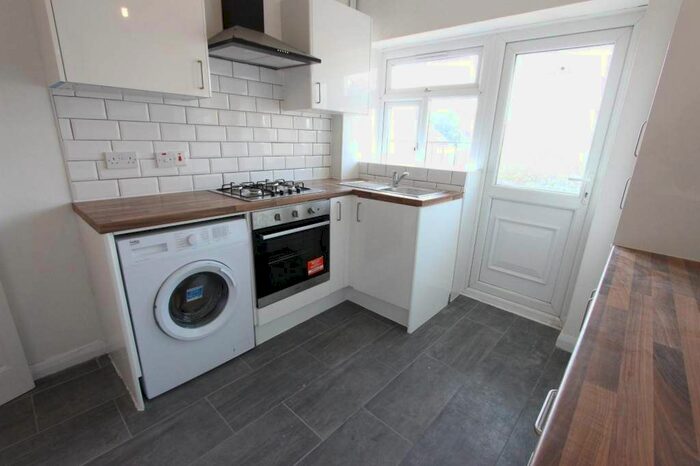 2 Bedroom Flat To Rent In High Road, London, N12