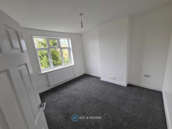 3 Bedroom Semi-Detached House To Rent In Harwich Road, Colchester, CO4