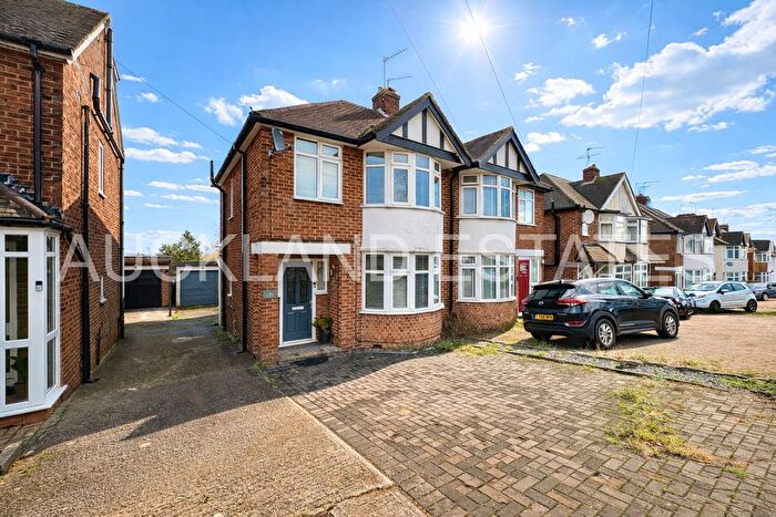 3 Bedroom Semi-Detached House For Sale In Auckland Road, Potters Bar, EN6