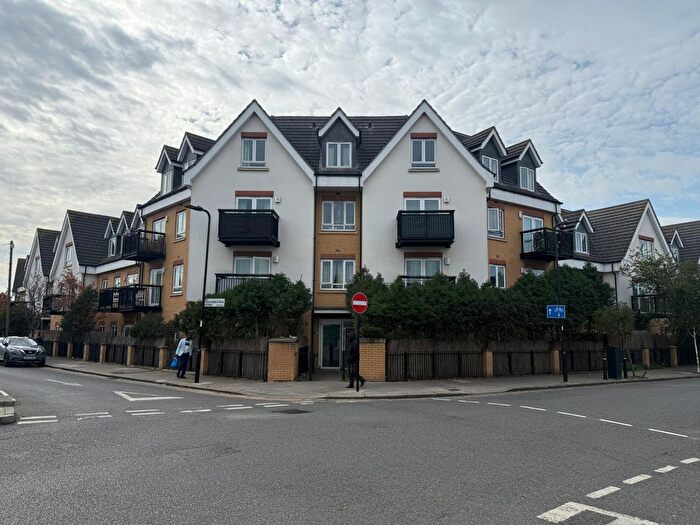 2 Bedroom Flat For Sale In Featherstone Road, UB2