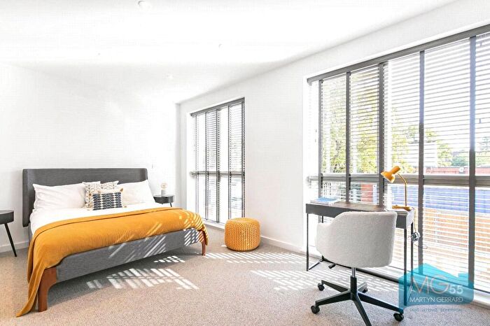 3 Bedroom Terraced House For Sale In Oak Grove, London, N10