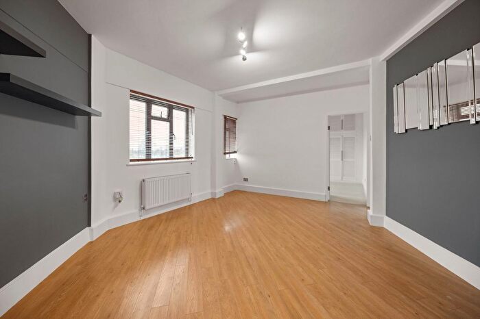 2 Bedroom Flat To Rent In Kingsbridge Avenue, Victoria Court Kingsbridge Avenue, W3